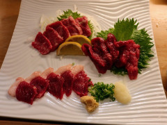 馬刺し、牛刺し「え？魚類の刺身より高いけどだいじょぶそ？？？」?こいつら