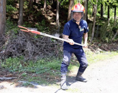 クマに襲われ木の棒で命拾いした男性、開発した「クマ撃退用ポール」に注文殺到…青森県警も導入