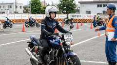 【やはりヤバイ】バイク、教習すらも命懸けだった‥‥女の子が教習用コースの壁に衝突し意識不明の重体