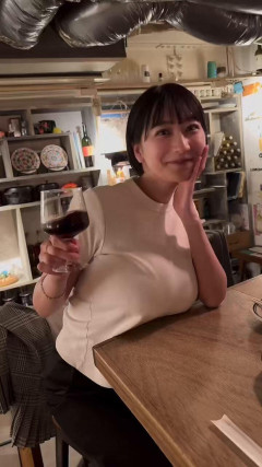 【画像】ﾃﾞｶﾊﾟｲさん、お胸を机に乗せてワイン飲むｗｗｗｗｗ