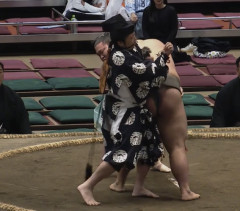 行司「はっけよーい、のこったのこった。まて、まて、動くな、動くな…動くな！！動くな」 → その理由が・・・