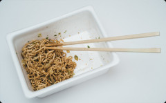 ペヤング旨いって言ってる奴らが信じられない。1ロ食って速攻で捨てた・・・