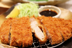 【悲報】トンカツに塩つけて食うバカ