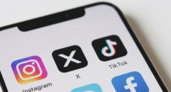 【少子化】世界中で急激に出生率が減少しているのは「スマホ」と「SNS」のせいかもしれない