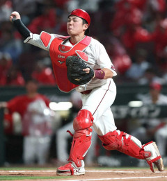 【非情】カープ持丸『懲罰交代』捕逸と野選が失点直結。石原慶幸コーチ苦言「自分の感覚を変えていかないと」