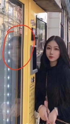 【画像】まんさん、うっかりガラスに写った姿を加工し忘れてしまうｗ