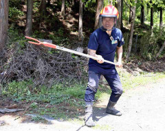 クマに襲われ木の棒で命拾いした男性、開発した「クマ撃退用ポール」に注文殺到…青森県警も導入