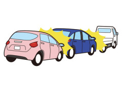 【父親の車の復旧作業中に…】追突で挟まれ20代息子が亡くなる…計4台が絡む多重事故に…
