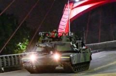 台湾陸軍の米製主力戦車「M1A2T エイブラムス」基地外で訓練…駐屯地から空軍基地までの22キロ走行！