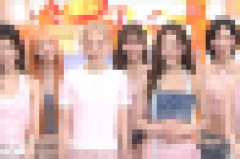 【画像】人気アイドルグループ(20代前半)に38才おばさんが混ざった結果wwwwwwwww