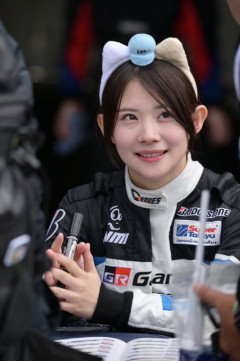 【画像】女子プロレーシングドライバー(18)さん「え、猫耳つけてサインするんですか？」