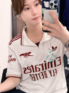 【画像】超美女、アーセナル優勝でユニフォームを来て喜びを表現ｗｗｗｗｗｗ