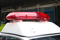 パトカーの停止を振り切った高校生2人乗り原付バイク、車と衝突して1人が意識不明の重体