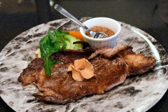 【衝撃画像】閉店したステーキ屋さん「料理はカビだけ取って提供してました！時効だから許して！」←これ！