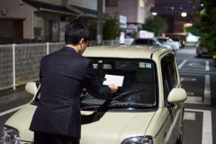 「下着をください。そうすればあなたや家族に危害はあたえません」知人である20代女性の車ワイパーにメモを挟んだ男を逮捕