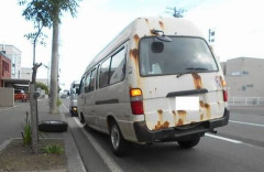 【画像】走行中にハイエースのタイヤが外れる→去年11月に業者が交換した冬タイヤのままだったのになぜ…？→車体をご覧くださいｗｗｗｗｗｗｗｗｗ