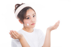 義実家での集まりで、こっそり私の赤いシタギを持っていき余興として着た旦那。親戚や義実家から大笑いされるどころか「やっぱりそんな女なのね」と見られる始末。怒ったら…