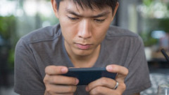 【悲報】25歳男さん、路上でスマホゲームをしてる男性に激怒し殺人未遂で逮捕・・・・・・・・・