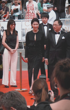 【画像】松たか子さん(48)うっかり谷間を披露してしまうｗ
