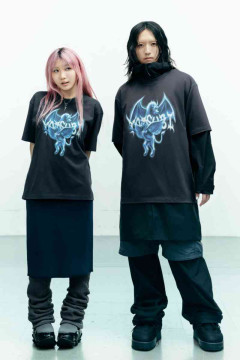 「堂々とTシャツ着ればいいのに」YOASOBI・Ayase　ユニクロ“コラボ”Tシャツのスタイリングに違和感の声…“タトゥー”隠しの指摘相次ぐ