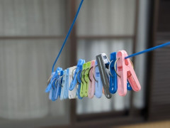 さーて洗濯物干すかな！！洗濯バサミ「バキィ！！パラパラパラパラ」