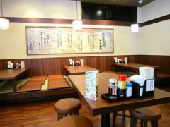某うどん屋に子連れで行ったら座敷に二人で座ってる男女がいた。すでに食べ終わってるのにダラダラと喋ってた。他にも座敷に座りたい子連れ家族が何組か待ってるのに…