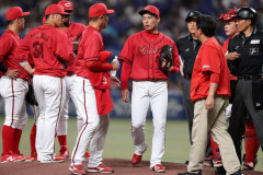 【激震】カープ栗林、アクシデントで負傷交代。わずか17球0.2回4失点(自責2)で降板