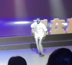 【動画】中華製ハイテクロボットさん🤖、ダンス中に死亡ｗｗｗｗｗｗｗ