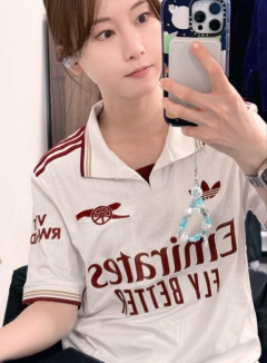 松井玲奈、アーセナルの22年ぶり優勝の日にユニ姿で外出 帰り道にグーナーとグータッチ「こんな人生もあるのか」