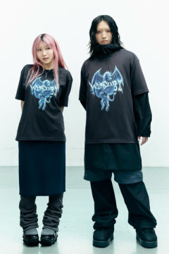 タトゥー完全防備のYOASOBI・Ayase、ユニクロコラボTシャツのスタイリングに違和感
