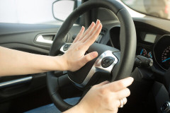 なんで車のクラクション鳴らす人減ったの？
