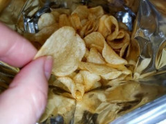 【悲報】カルビー「インクが足りないのでパッケージ白黒にします」←これに対するネット民のリアルな反応がこちらｗｗｗｗｗｗ