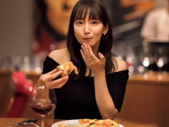 吉岡里帆「そこのおじさん、一緒にピザたべない？」