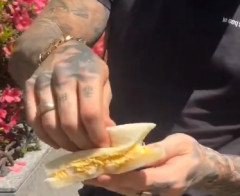 【動画】白人「日本で一番うまい食べ物は”コレ”お前らもやってみろ」