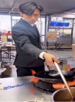【動画】世界でバズってるスーツチャーハンがこちら