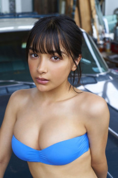 【画像】グラドルさん、ブラが紐みたいで動くとチクポロｗ