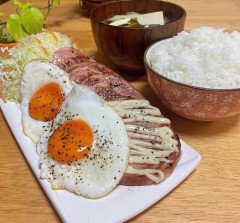 【画像】この朝飯でゴキゲンになれるかどうかがおっさんと若者の境界線らしい