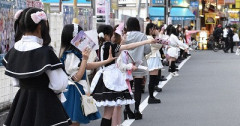 女「コンカフェどうですかー？お兄さん！ビラだけでも受け取ってください…！ダメですか…？(泣」ワイ「……」