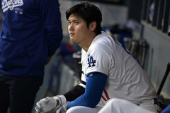 【悲報】大谷翔平、チームメイトにガムを吐き捨てられ、思わず睨んだ場面を切り抜かれてバズってしまうWWWWWWWWWWWWW