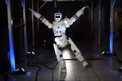 【悲報】中国の人型ロボットさん、華麗なダンスで限界突破ｗｗｗｗｗｗｗｗｗｗ