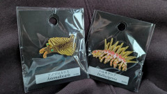 【画像】恐竜博物館で超絶カッチョイイセンスのピンバッヂ買ってきたｗｗｗｗｗｗｗｗｗｗｗｗｗｗｗｗｗｗ