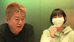 ピラミッドの最上段にいたと名乗り出た丸の内OLレイナ、「女体タワー」騒動で数千万円稼いでいた（動画あり）