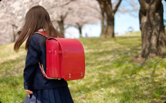公立小学校の入学説明会で「入学したての子ども達は平仮名が読めないと思いますがネームタグは必ず平仮名で」と言われたけど私立合格のうちの子は読めるんだが…
