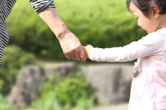 夫と前妻の子が彼氏の母の家に泊まるっていう交流があるけど、これって少し珍しいの？