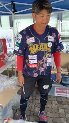 清田育宏さん、独立リーグで売店の店員をする