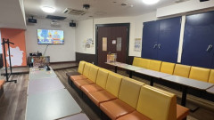 【画像】アニメアイコン「ヒトカラ来たけど、あり得な程広い部屋通された(ﾊﾟｼｬｯ」