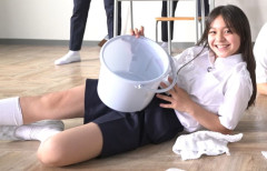【画像】JC「え、このバケツを使ってポーズ！？こういかな！？」ﾊﾟｼｬｯ