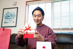 【衝撃】高市早苗首相、参院おっさん幹部らに『とんでもない物』を手土産に贈ってしまうｗｗｗｗｗｗ