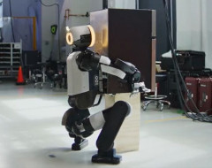 ボストン・ダイナミクスの人型ロボット「Atlas」が冷蔵庫を持ち上げて運ぶ動画が公開！