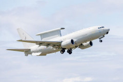イギリス空軍基地に新配備される早期警戒管制機「E-7 ウェッジテイル」が到着！